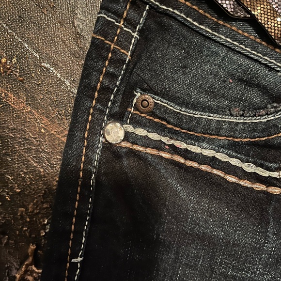 Women’s Truce Boot-cut jeans with belt . - Picture 5 of 9